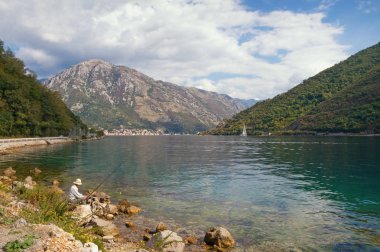 Karadağ sonbaharda. Kotor Körfezi (Adriyatik Denizi) Verige Boğazı yakınındaki görünümünü