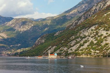 Karadağ sonbaharda. Island Our Lady kayalar