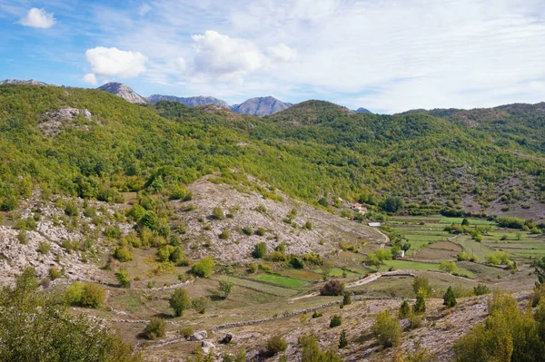 발칸 반도 산에 있는 작은 마을 풍경입니다. 몬테네그로 — 스톡 사진