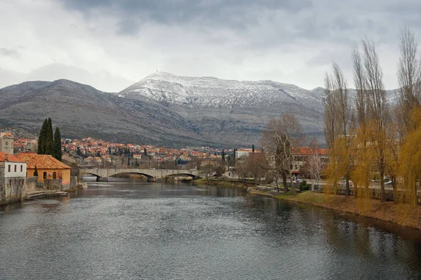 Río Trebisnjica cerca del casco antiguo de Trebinje en un día nublado de invierno. Bosnia y Herzegovina —  Fotos de Stock