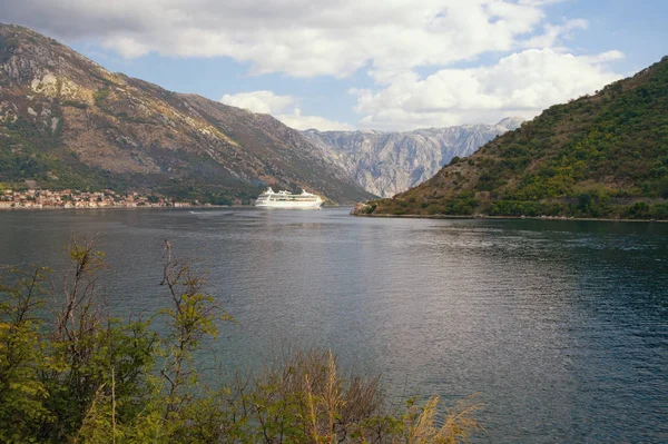 Karadağ. Kotor Körfezi ile görünümünü gemisi