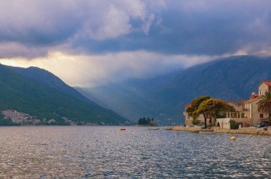 Perast kasaba ve adacık Aziz George'un akşam görünümü. Kotor Körfezi, Karadağ