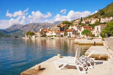 Perast şehir görünümünü güneşli bir sonbahar. Kotor Körfezi, Karadağ