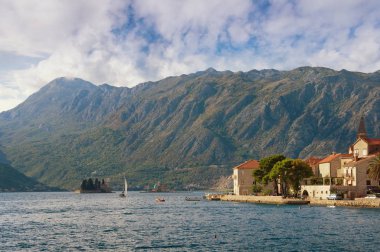 Perast eski Akdeniz kasaba ve St. George ve Our Lady kayaların görünümünü. Körfezi Kotor (Adriyatik Denizi), Karadağ, sonbahar