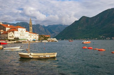 Perast eski şehir manzarası ile çan kulesi Aziz Nikolaos Kilisesi. Kotor Körfezi (Adriyatik Denizi). Karadağ, sonbahar