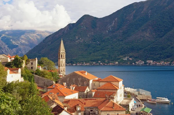 Perast eski şehir manzarası ile çan kulesi Aziz Nikolaos Kilisesi. Kotor Körfezi, Karadağ, sonbahar