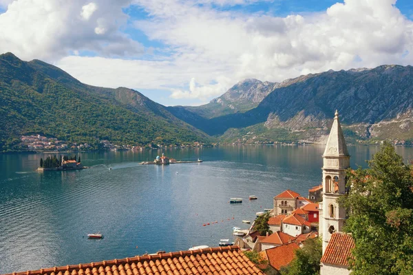 Montenegro. Vista de la bahía de Kotor, pequeñas islas y la ciudad de Perast —  Fotos de Stock