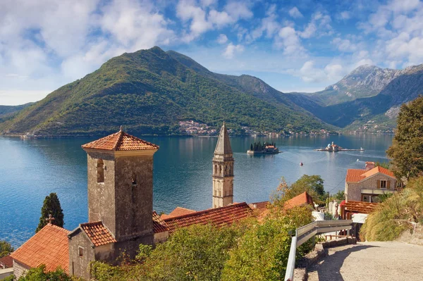 Vista de la ciudad de Perast en la bahía de Kotor y las islas de San Jorge y Nuestra Señora de las Rocas. Montenegro, otoño —  Fotos de Stock