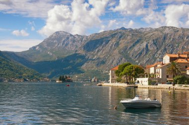 Perast kasaba ve iki küçük ada (St. George ve kayalar Our Lady) görünümü. Kotor Körfezi, Karadağ 