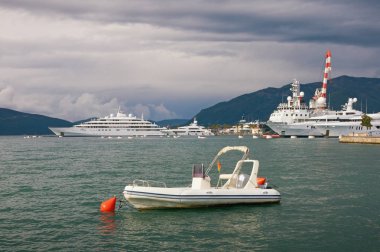 Yat limanına Porto Karadağ Adriyatik'in görünümünü. Tivat, Karadağ
