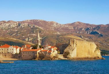 Eski kasaba Budva güneşli kış gününde görüntüleyin. Karadağ