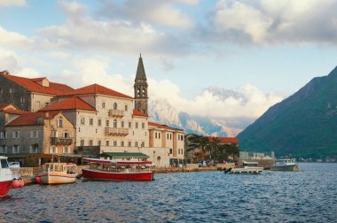 Perast eski şehir manzarası ile çan kulesi Aziz Nikolaos Kilisesi. Kotor Körfezi, Karadağ