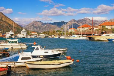 Kotor Port yakınındaki eski Kotor şehir görünümünü. Karadağ