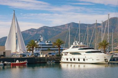 Lüks yat limanına Adriyatik'e - Porto Karadağ görünümünü. Kotor Körfezi, Tivat, Karadağ