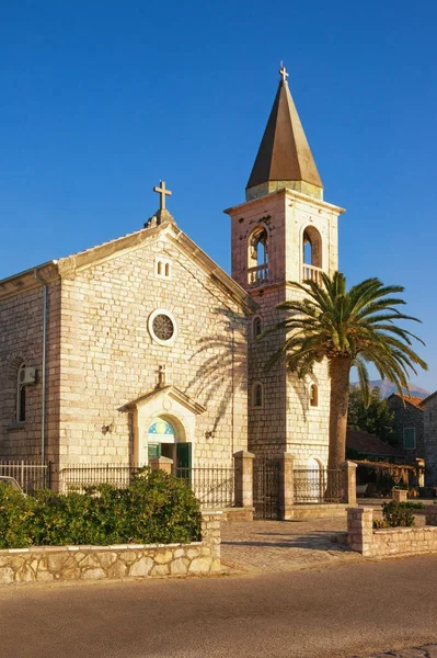 Igreja Católica de Saint Roch em Donja Lastva aldeia perto da cidade de Tivat em um dia ensolarado de inverno. Montenegro — Fotografia de Stock