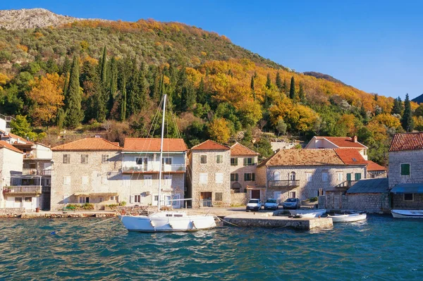 Liten Medelhavet byn av Lepetane. Fjärden av Kotor, Montenegro — Stockfoto