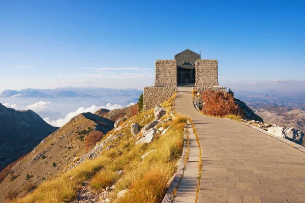 Uitzicht op Lovcen National Park en de bouw van Njegos Mausoleum. Montenegro — Stockfoto
