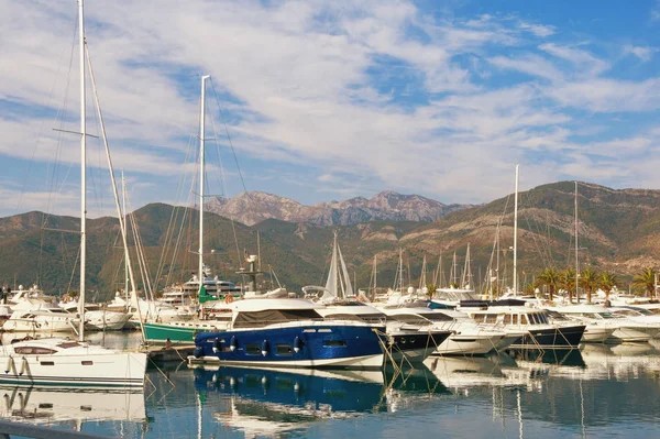 Vista de Porto Montenegro - yate de lujo marina en el Adriático. Tivat, Montenegro — Foto de Stock