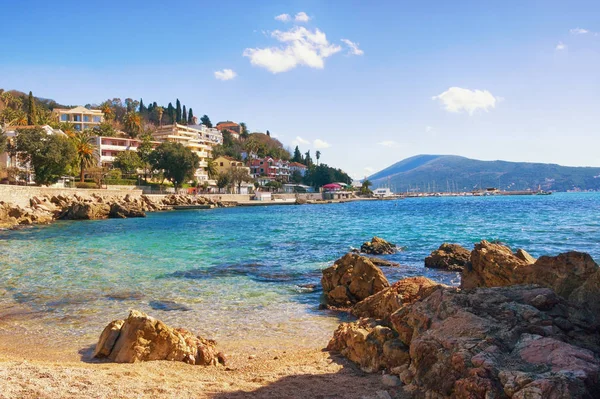 Görünümü kıyı Herceg Novi şehir. Karadağ