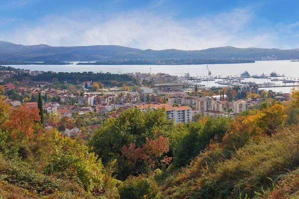 Uitzicht op Tivat stad vanaf de helling van de berg in de voorstad-gebied. Montenegro — Stockfoto