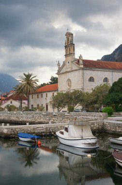 Sahil kasabasında Prcanj ve St.Nicholas Kilisesi görünümünü. Kotor Körfezi, Karadağ