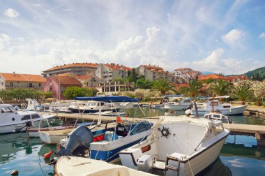 Tivat Akdeniz şehir görünümünü bir bahar gününde. Karadağ