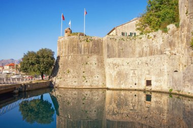  Kale eski Kotor şehir. Görünümü Gurdic Kalesi ve Güney duvarları. Karadağ
