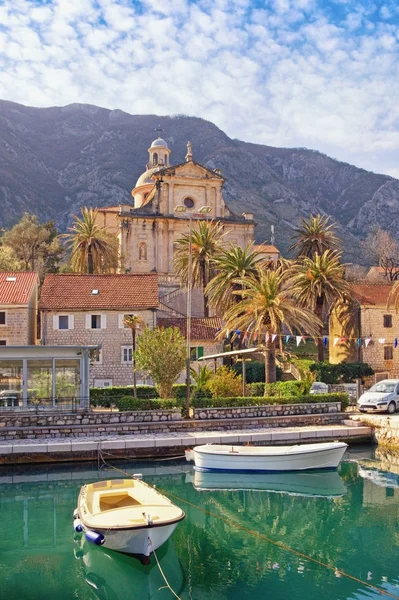 Sonniger Wintertag an der Küste der Bucht von kotor (adriatisches Meer). Blick auf die Stadt Prcanj und Geburt unserer Frauenkirche. Montenegro — Stockfoto