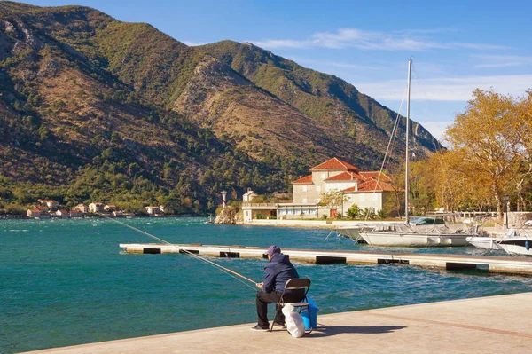 Slunečný podzimní den v středomořské vesnice Dobrota. Bay of Kotor, Černá Hora — Stock fotografie