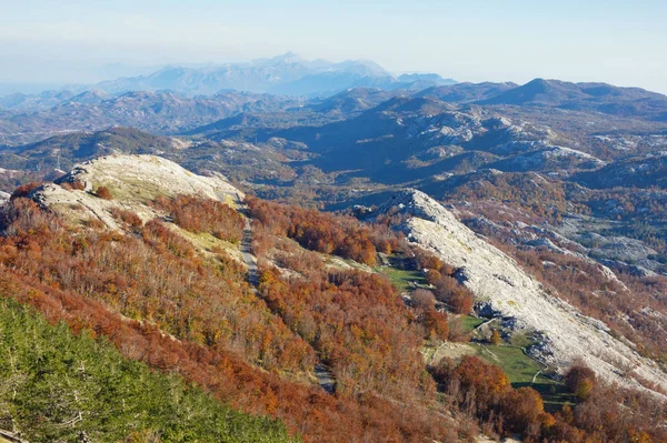Pintoresco paisaje de montaña en un día soleado de otoño. Montenegro, vista del parque nacional de Lovcen — Foto de Stock