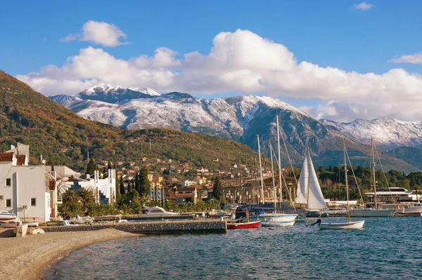 Karlı dağlar ve yeşil sahil ile güzel manzara. Tivat şehir, Karadağ, kış