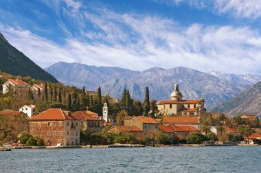 Kış Akdeniz Prcanj şehir görünümünü. Kotor Körfezi (Adriyatik Denizi), Karadağ