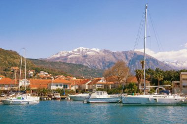 Karlı dağlar ve yeşil Akdeniz kasabası ile güzel manzara. Tivat şehir ve karla kaplı Lovcen dağ manzarası. Karadağ