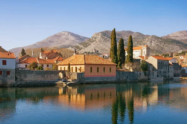 Eski kasaba Trebinje, Trebisnjica Nehri'nin kıyısında güneşli kış gününde görüntüleyin. Bosna Hersek