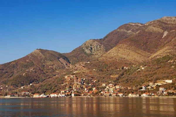 海边有山的褐色和蓝色的风景。Kotor 湾 (亚得里亚海), Kamenari, 黑山。文本的可用空间 — 图库照片