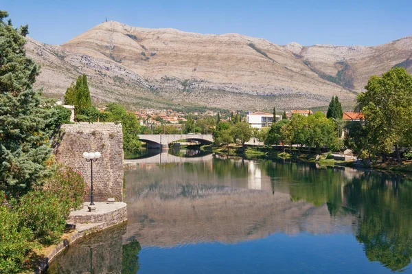 Vista del río Trebisnjica cerca del casco antiguo de la ciudad de Trebinje en el soleado día de verano. Bosnia y Herzegovina —  Fotos de Stock