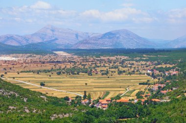 Bosna ve Hersek'te dağ vadinin doğal görünümü 