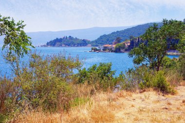 Yaz Akdeniz manzara. Karadağ, Kotor Körfezi (Adriyatik Denizi) Verige Boğazı yakınındaki görünümünü