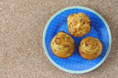 Balkan mutfağı. Proja - Mısır üzerinden ekmek - mavi plaka üzerinde. Metin için boş alan