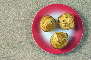 Balkan mutfağı. Proja - Mısır üzerinden ekmek - kırmızı plaka üzerinde. Metin için boş alan