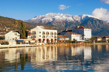 Karadağ'ın güneşli kış. Tivat şehir çıkabilir ve karla kaplı Lovcen Dağ doruklarına görünümü
