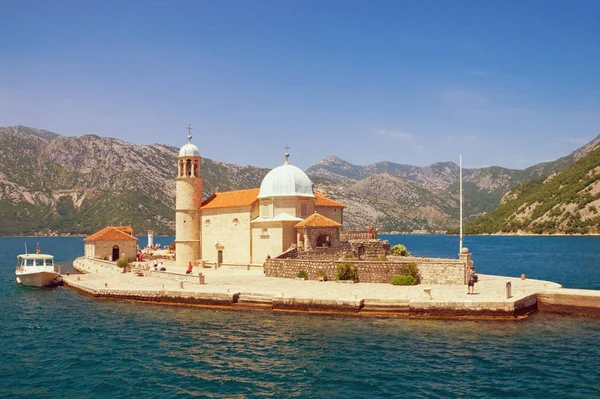 Blick auf die Kirche unserer Felsendame an einem sonnigen Sommertag. Bucht von Kotor, Montenegro. Freiraum für Text — Stockfoto