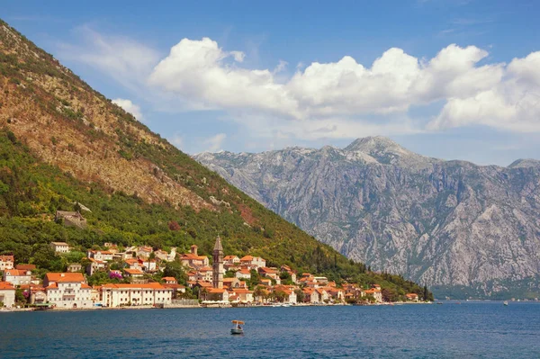 Vista de la bahía de Kotor y la ciudad de Perast desde el mar. Montenegro, verano —  Fotos de Stock