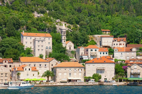 Nézd a régi város Perast régi kő paloták és a templom Miasszonyunk rózsafüzér. A Kotori-öbölben, Montenegró, nyári — Stock Fotó