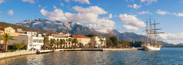 Akdeniz kasabası güneşli kışın. Tivat şehir ve karla kaplı Lovcen dağ, Karadağ set of panoramik görünüm