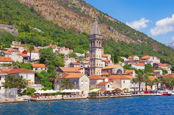 Sommaren med utsikt över gamla stan av Perast med St Nicholas kyrkan. Fjärden av Kotor, Montenegro — Stockfoto