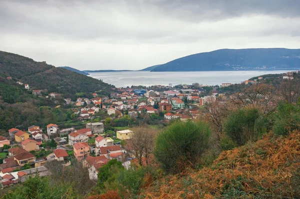 Regenachtige winterdag in Montenegro. Uitzicht op de baai van Kotor en Zelenika badplaats — Stockfoto