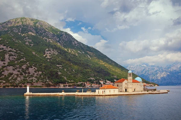 Isla de Nuestra Señora de las Rocas en Bahía de Kotor (Mar Adriático), Montenegro —  Fotos de Stock