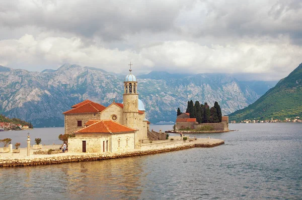 Montenegro. Blick auf die Bucht von Kotor und zwei Inseln - unsere Dame der Felsen und St. George — Stockfoto