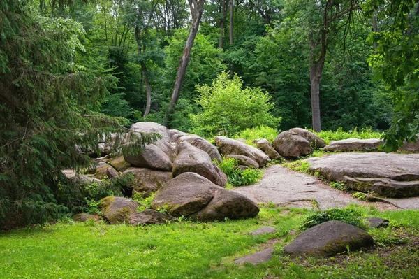 Drzewa i kamienie. Widok parku (ogród botaniczny) Sofievka miasto Humań, Ukraina — Zdjęcie stockowe